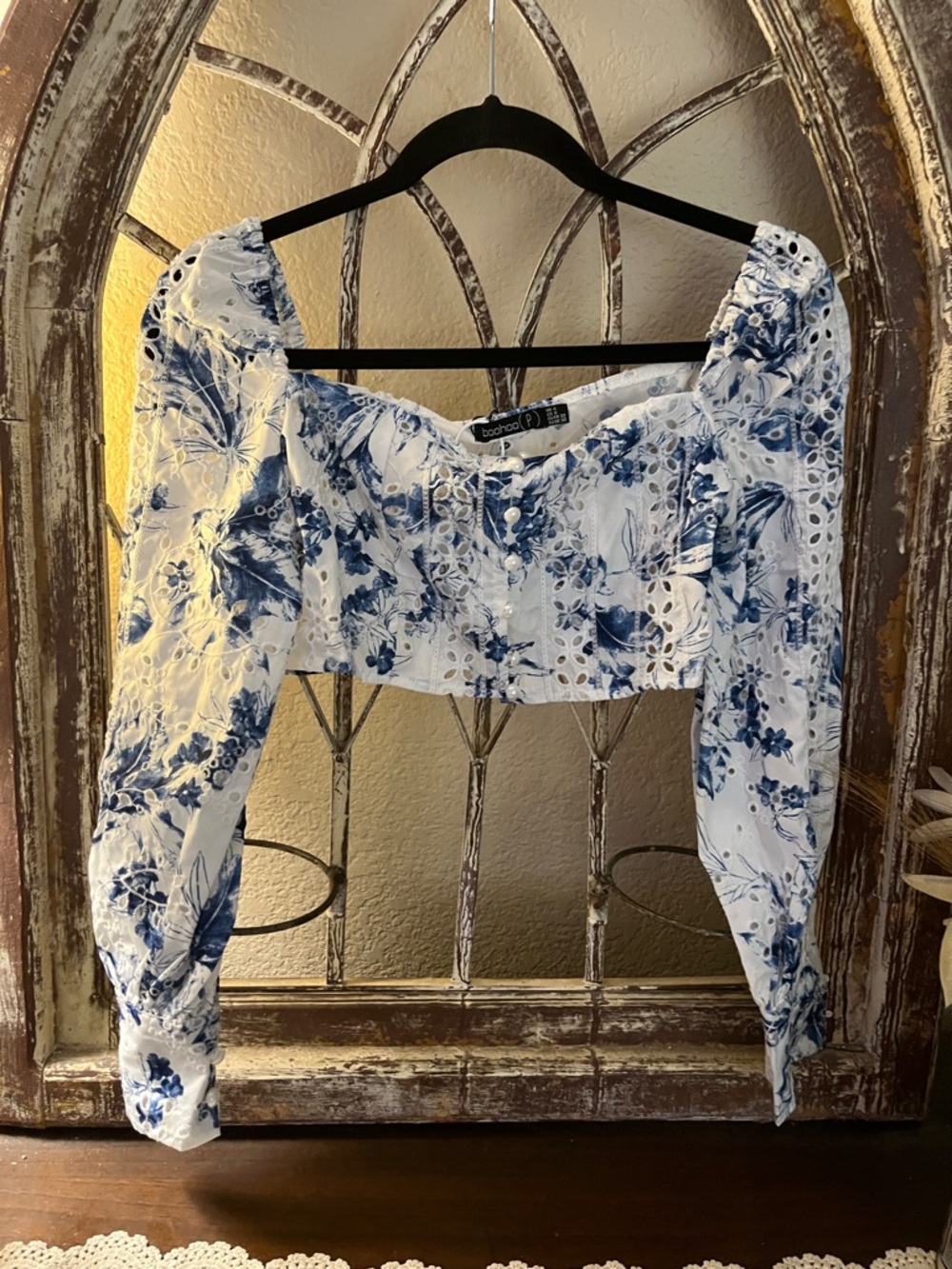 Boohoo White & Blue Floral Eyelet Button Top with Pearl Buttons, Cropped Size 4